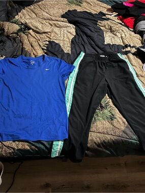 (2) EUC BUNDLE NIKE SIZE LARGE